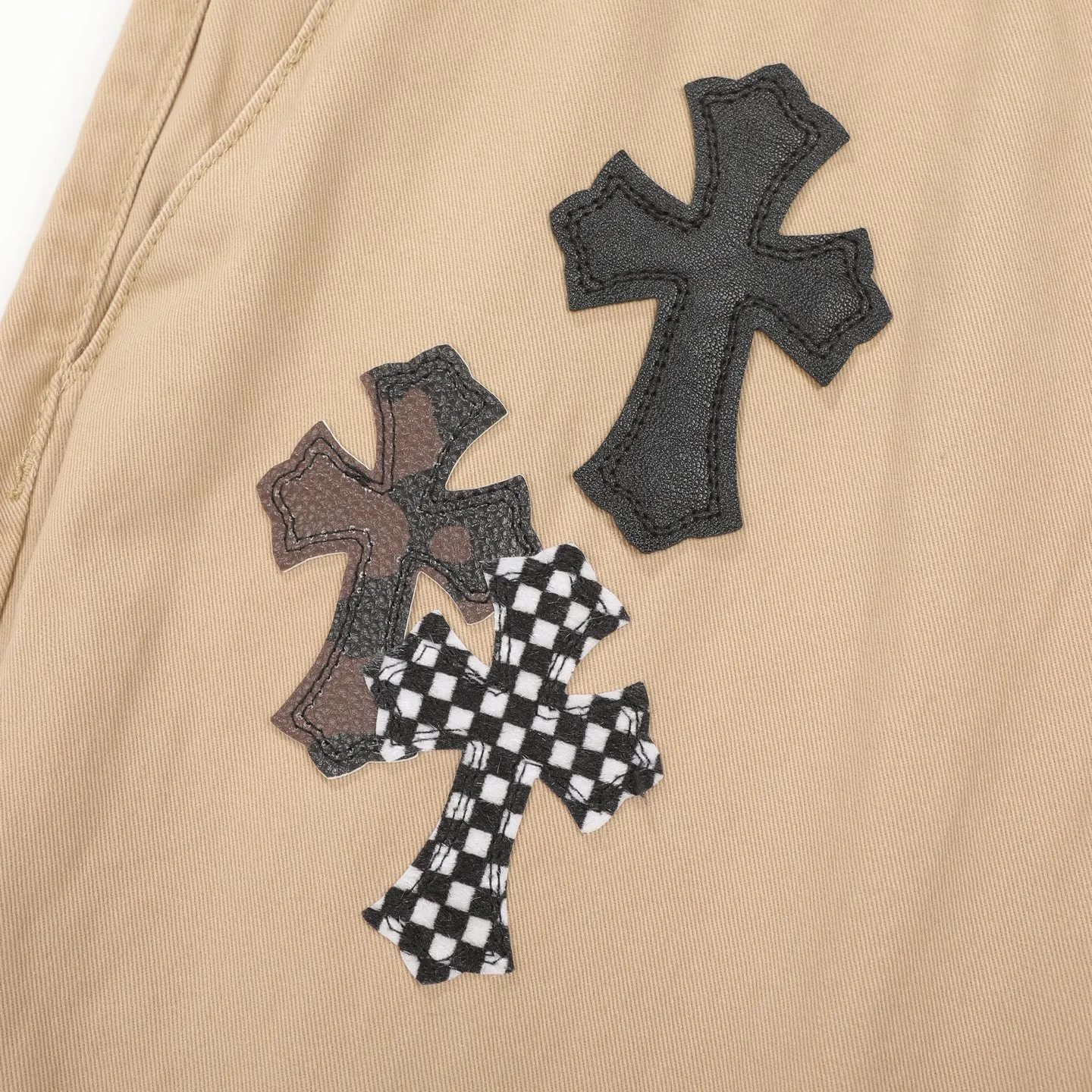 P260 Chrome Hearts/Chrome Hearts camouflage checkerboard horsehair cross patch leather jeans - Full of exploring the ultimate in fashion, Chrome Hearts' new Chrome Hearts pants cleverly integrate camouflage cross, checkerboard horsehair cross and other elements to break traditional boundaries. The clever fusion of Mattyboy’s same style, overalls and khaki jeans brings endless matching inspiration to fashionistas.  This pair of Croxin overalls not only presents a unique retro style, but also combines comfort and sophistication with its wide-leg, loose design. The mid-high waist design matches a lazy and casual style, which not only makes the legs longer but also maintains a casual feel, it is a must-have fashion choice for trendy men and trendy women.  Khaki overalls are unique in leather matching and color selection, making them the leader among overalls. Chrome Hearts' khaki cross chino casual pants have a prince-like aristocratic feel. The pants have 40 panels of leather and full texture. The W34 size is perfectly presented and has become the focus of the forefront of fashion. Whether it's for daily wear or a trendy try, these pants can bring you an excellent fashion experience.  Color: Khaki Size: 28 30 32 34 corresponding size s-xl